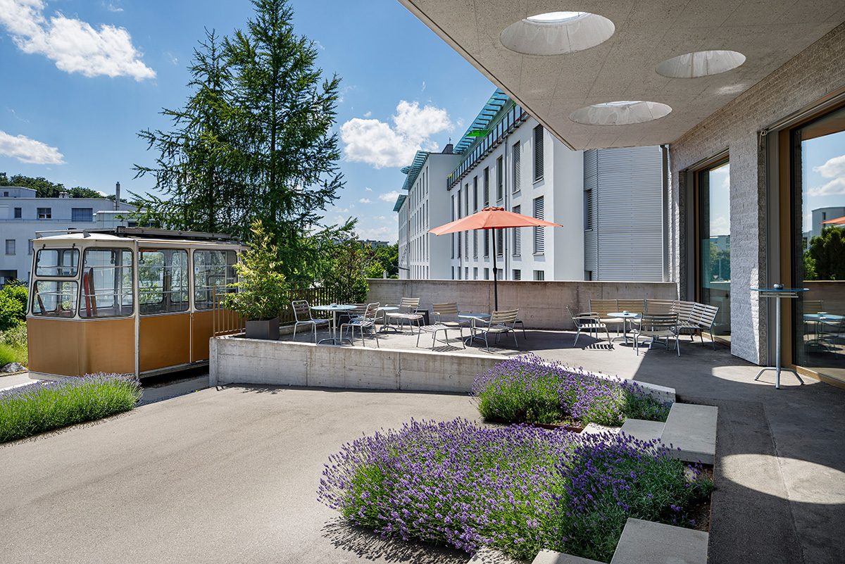 Terrasse mit Gondel, Hotel Allegra Lodge, Zurich Airport, achesa Group